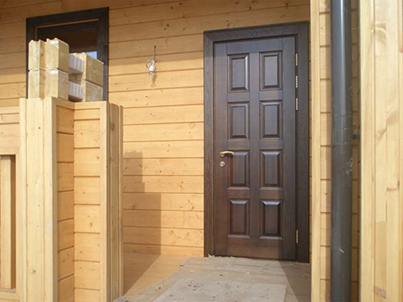 Как установить входную дверь в свой частный деревянный дом